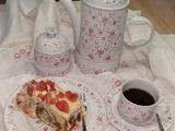 Marmorkuchen mit Vanillepudding und Erdbeeren