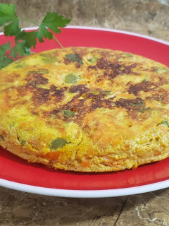 Una foto de Tortilla de zanahoria y pimientos verdes