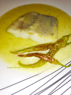 Una foto de Bacalao a la plancha con crema de calabacín y guindillas