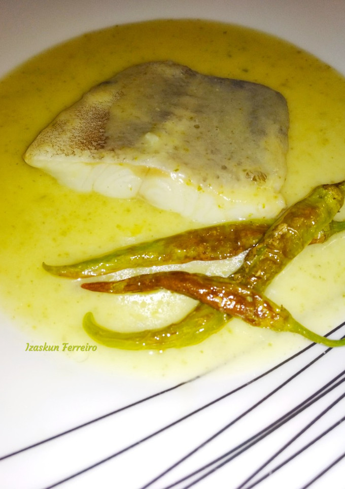 Una foto de Bacalao a la plancha con crema de calabacín y guindillas
