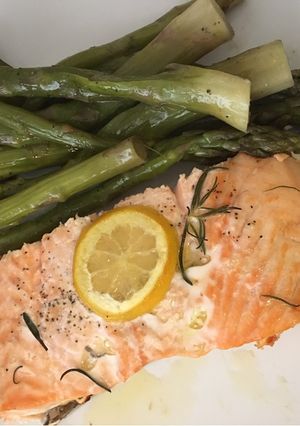 Una foto de Salmón al limón y romero con espárragos al vapor