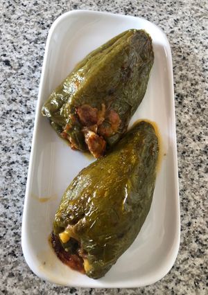 Una foto de Pimientos rellenos de carne, queso feta y calabacín