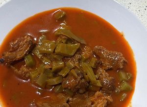 Una foto de Carne con chile y Nopales