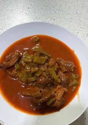 Una foto de Carne con chile y Nopales