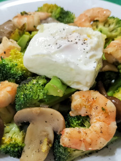 Una foto de Salteado de brócoli con setas, langostinos y huevo