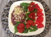 Una foto de carpaccio de ternera