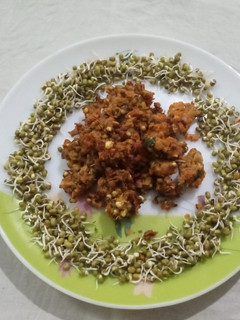 முளைகட்டிய பச்சைப் பயிறு பக்கோடா. Sprouted (Mulai kattiya pachaipayaru Pakoda recipe in Tamil) செய்முறை முக்கிய புகைப்படம்