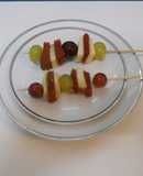Brocheta de membrillo y queso y uvas