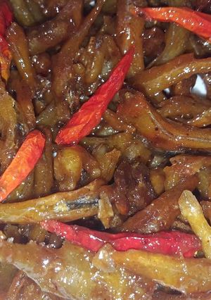Hình của món Cá cơm ngào me.