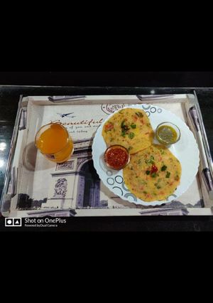 वेजिटेबल उत्तपम (Vegetable Uttapam recipe in Hindi) रेसिपी मुख्य फोटो