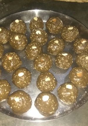 बाजरा तिल लड्डू(bajra til laddu recepie in hindi) रेसिपी मुख्य फोटो