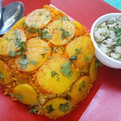 A picture of Iranian Tahdig with Cucumber-Mint-Yoghurt salad.