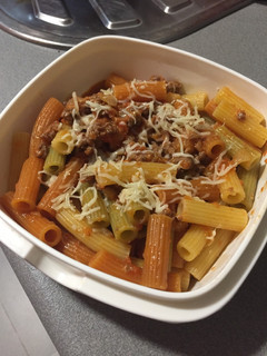 Una foto de Macarrones con tomate y carne picada