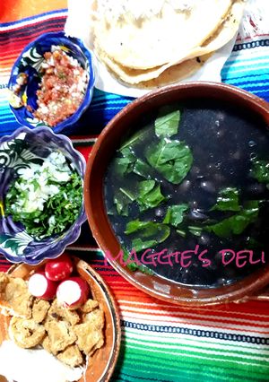 Una foto de Frijoles negro con epazote en olla express