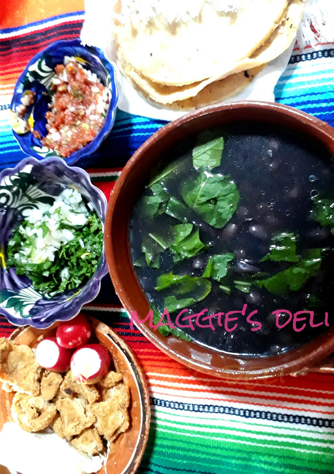 Una foto de Frijoles negro con epazote en olla express