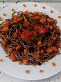 Fideos soba con salteado de verduras y frutos secos con anís