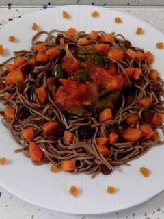 Una foto de Fideos soba con salteado de verduras y frutos secos con anís