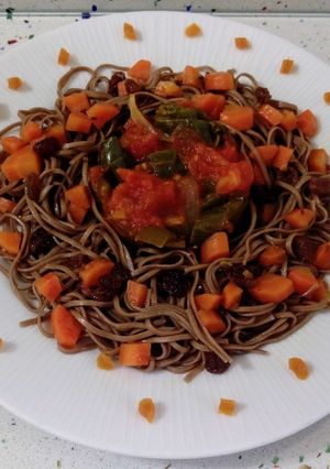 Una foto de Fideos soba con salteado de verduras y frutos secos con anís
