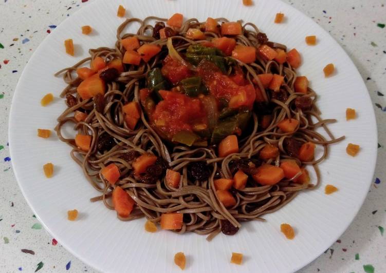 Fideos soba con salteado de verduras y frutos secos con anís