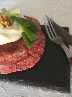 Una foto de Pan de pita de remolacha con mayonesa vegetal, cebolleta y nueces