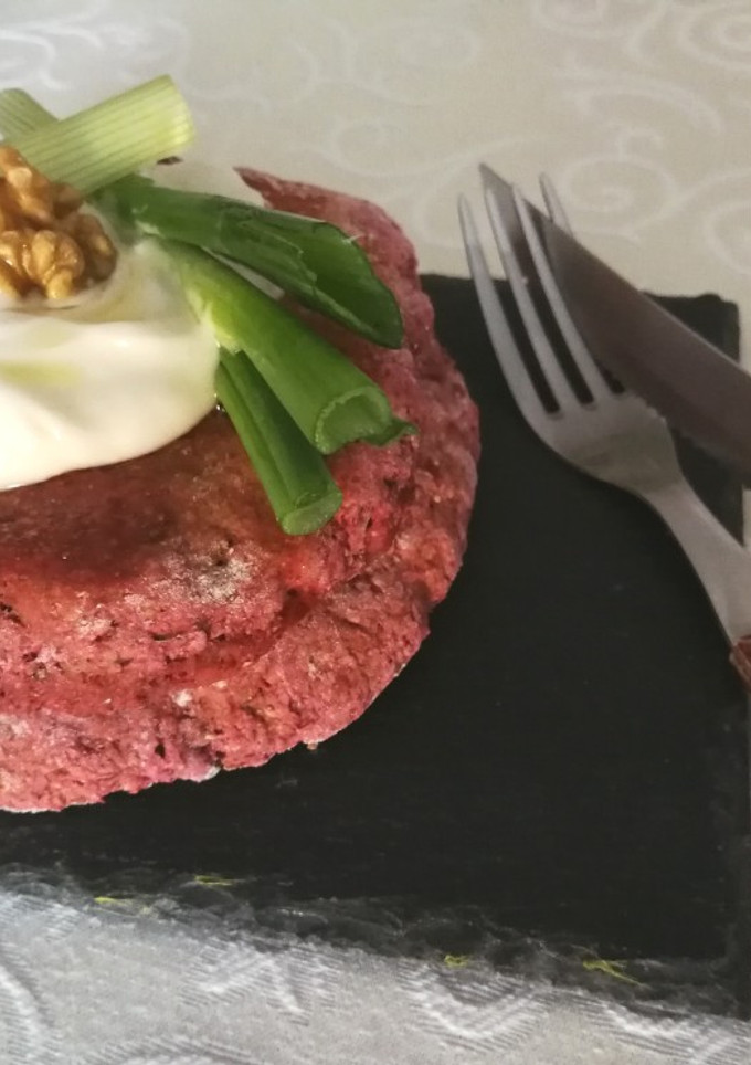 Una foto de Pan de pita de remolacha con mayonesa vegetal, cebolleta y nueces