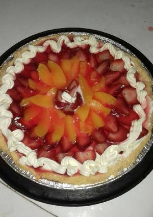 Una foto de Tarta de duraznos y frutillas