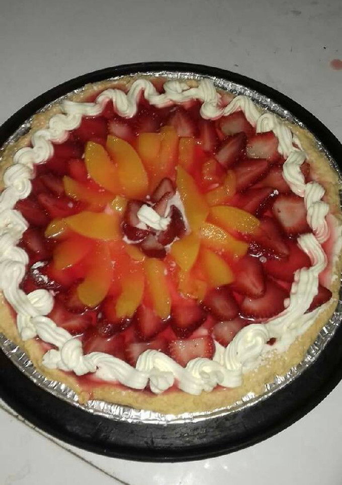 Una foto de Tarta de duraznos y frutillas