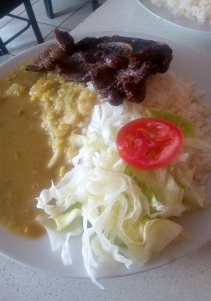 Una foto de Puré de alverjitas verdes con churrasco
