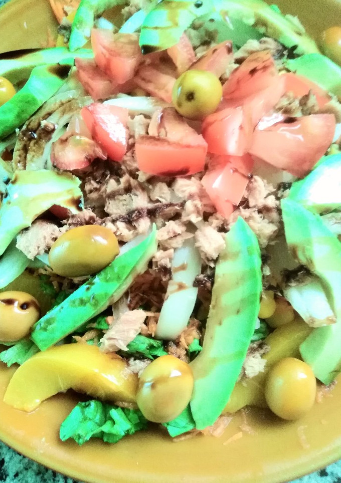 Una foto de Ensalada variada, hoy... Con melocotón!!