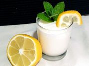 Una foto de postre con lechera