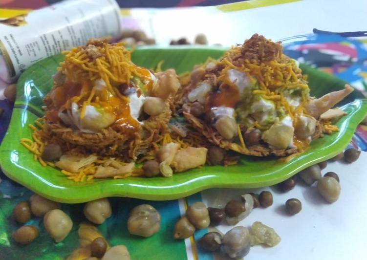 Aloo lachha katori with moong Dal bhalla chaat