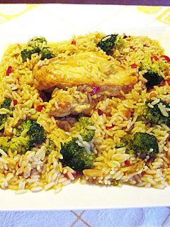 Una foto de Arroz con pollo y brócoli a la cerveza