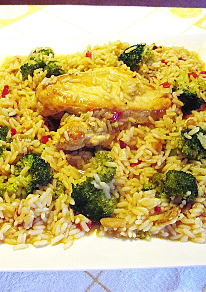 Una foto de Arroz con pollo y brócoli a la cerveza