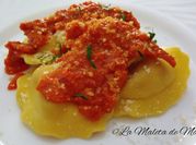 Una foto de pasta rellena de pera