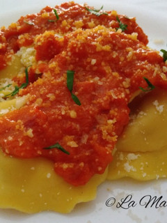 Una foto de Tortellini con salsa cremosa de tomate