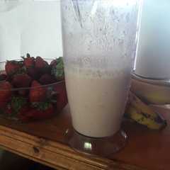Una foto de Licuado fresco de banana, frutilla y naranja