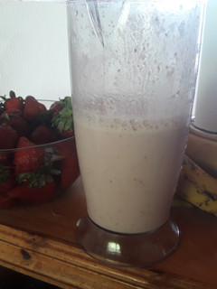 Una foto de Licuado fresco de banana, frutilla y naranja