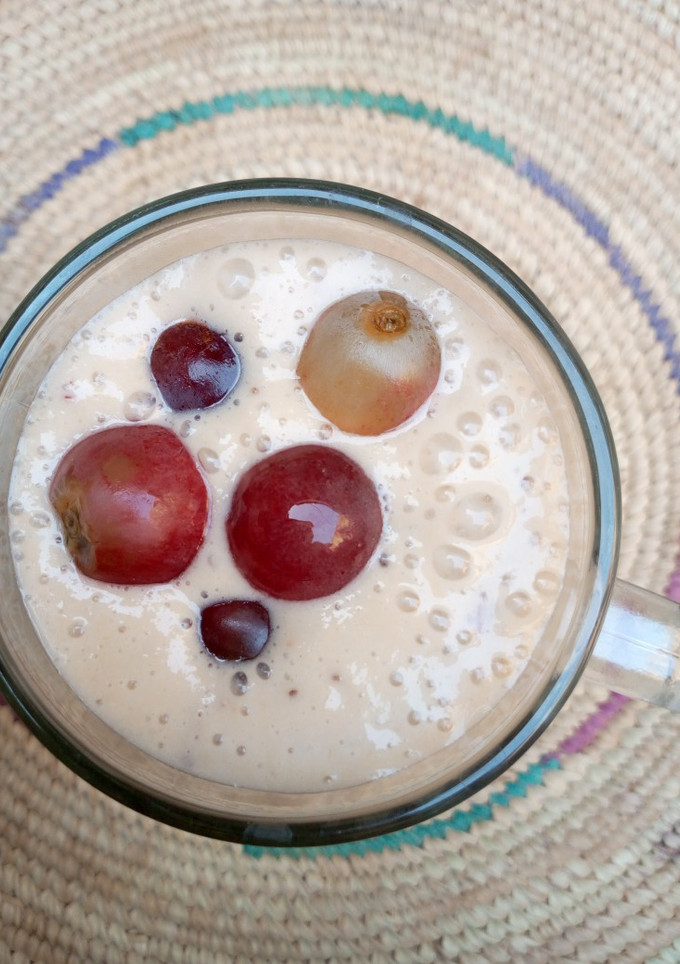 A picture of Apple,banana and grapes smoothie.