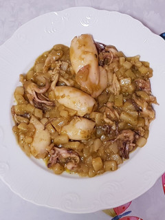 Una foto de Calamares con mini daditos de patata