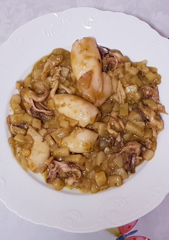 Una foto de Calamares con mini daditos de patata