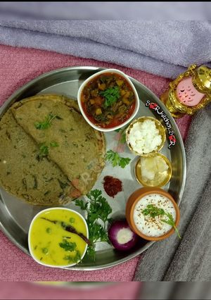 મેથી-લસણ ના રોટલા (Methi Lasan Thepla Recipe In Gujarati) રેસીપી મુખ્ય ફોટો