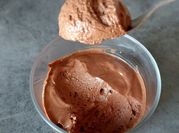 Une photo de mousse chocolat cacao en poudre