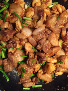 Hình của món Thịt rang cháy cạnh ram tôm.