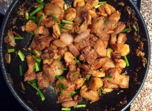 Hình của món Thịt rang cháy cạnh ram tôm.