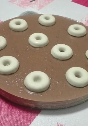 Una foto de Tarta de turrón crujiente de chocolate sin horno