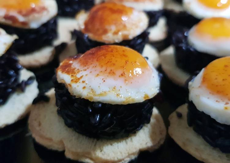Arroz negro Venere con huevo de codorniz
