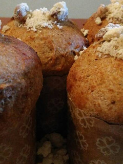 Una foto de Pan dulce vegano individual con almendras y pasas de uva 🍇