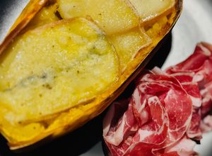 Hình của món Bí Sợi Mì Nướng Phô Mai Kèm Jambon Serrano.