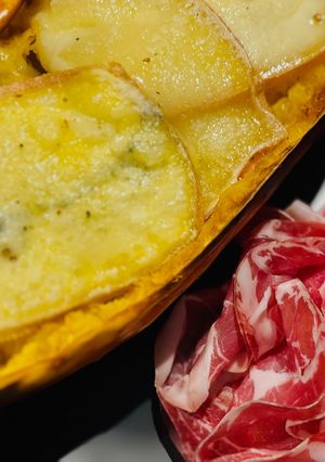 Hình của món Bí Sợi Mì Nướng Phô Mai Kèm Jambon Serrano.