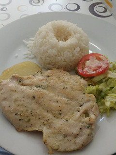 Una foto de Pollo a la plancha con puré de papas